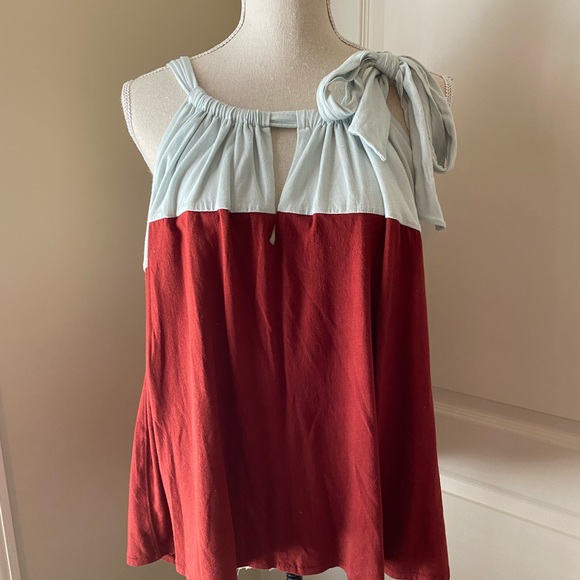 Loose fitting top. - Picture 2 of 3